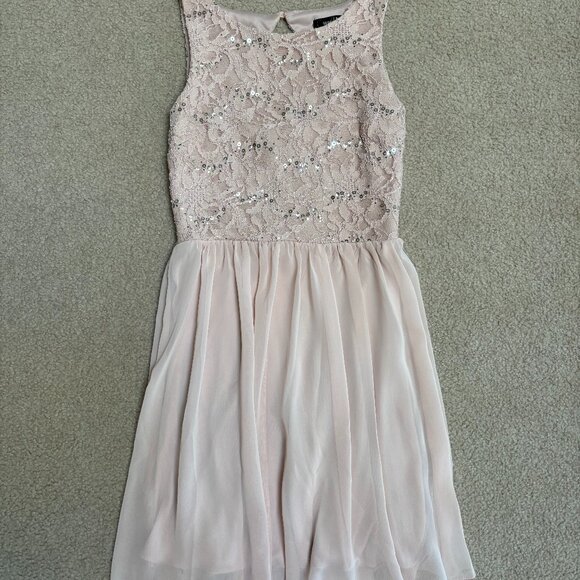 size 1, light pink chiffon-like fabric from Macy's - Picture 1 of 3